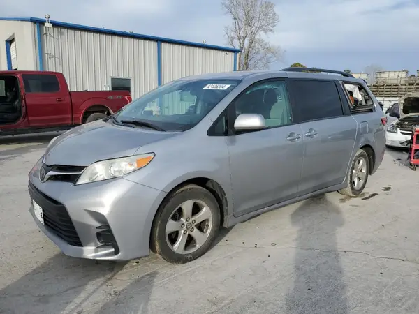 5TDKZ3DC4JS928428 2018 TOYOTA SIENNA - Image 1