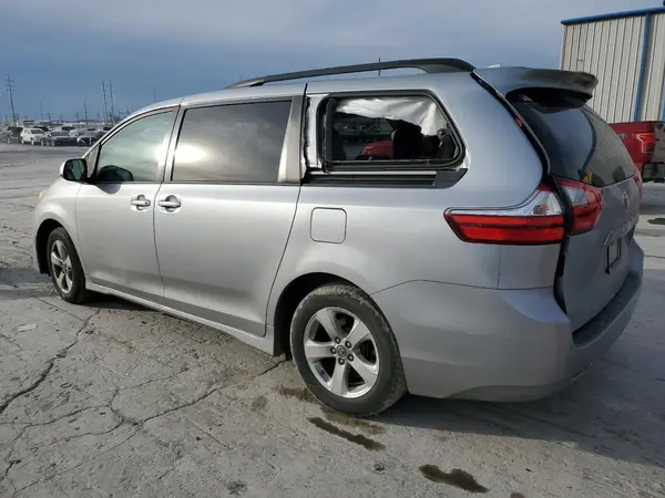 5TDKZ3DC4JS928428 2018 TOYOTA SIENNA - Image 2