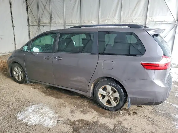 5TDKZ3DC4JS937369 2018 TOYOTA SIENNA - Image 2