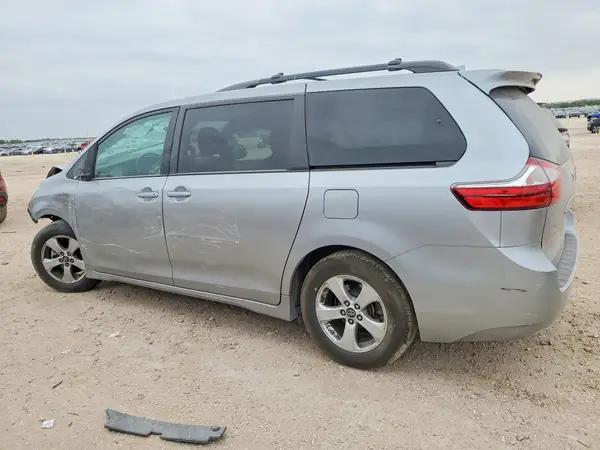 5TDKZ3DC4JS939591 2018 TOYOTA SIENNA - Image 2