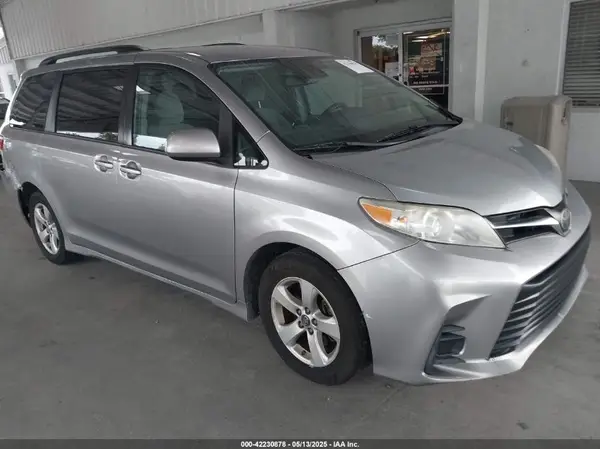 5TDKZ3DC4JS942314 2018 TOYOTA SIENNA - Image 1