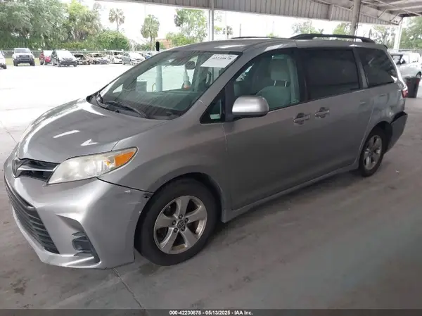 5TDKZ3DC4JS942314 2018 TOYOTA SIENNA - Image 2