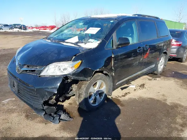 5TDKZ3DC4JS943303 2018 TOYOTA SIENNA - Image 2