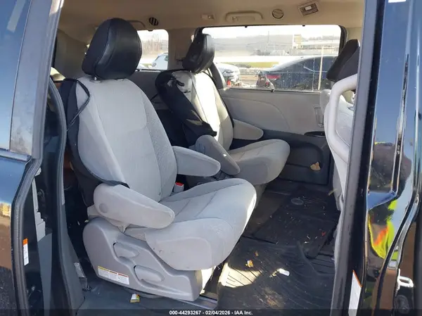 5TDKZ3DC4JS943303 2018 TOYOTA SIENNA - Image 8