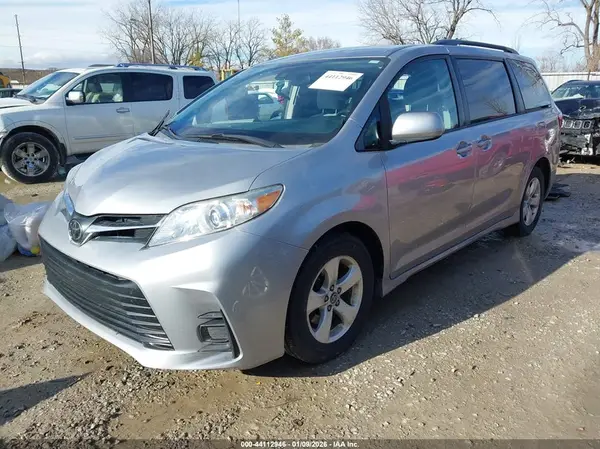 5TDKZ3DC4JS945469 2018 TOYOTA SIENNA - Image 2