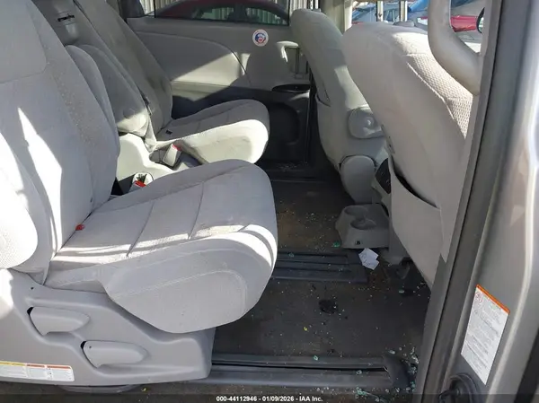 5TDKZ3DC4JS945469 2018 TOYOTA SIENNA - Image 8