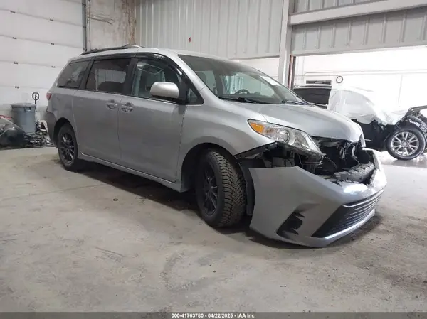 5TDKZ3DC4JS948422 2018 TOYOTA SIENNA - Image 1