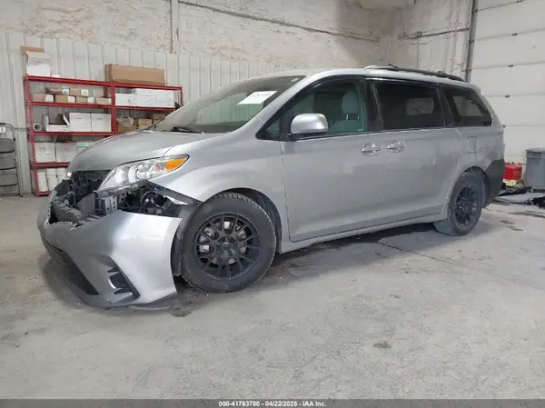 5TDKZ3DC4JS948422 2018 TOYOTA SIENNA - Image 2