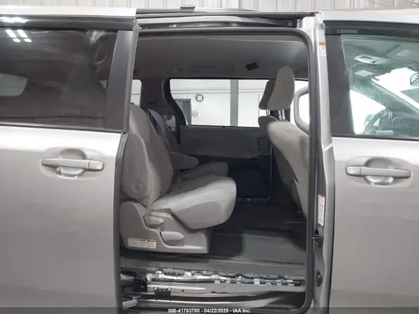 5TDKZ3DC4JS948422 2018 TOYOTA SIENNA - Image 8