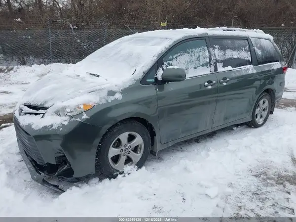 5TDKZ3DC4JS948534 2018 TOYOTA SIENNA - Image 2