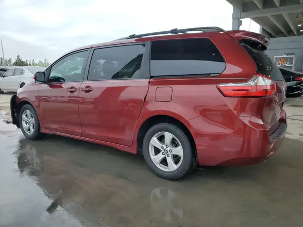 5TDKZ3DC4JS954477 2018 TOYOTA SIENNA - Image 2