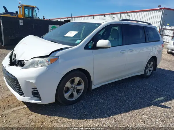 5TDKZ3DC4JS956715 2018 TOYOTA SIENNA - Image 2