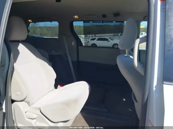 5TDKZ3DC4JS956715 2018 TOYOTA SIENNA - Image 8
