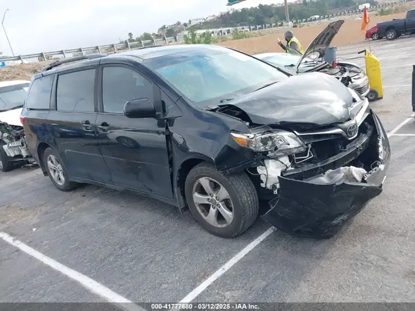 5TDKZ3DC4JS958786 2018 TOYOTA SIENNA - Image 1