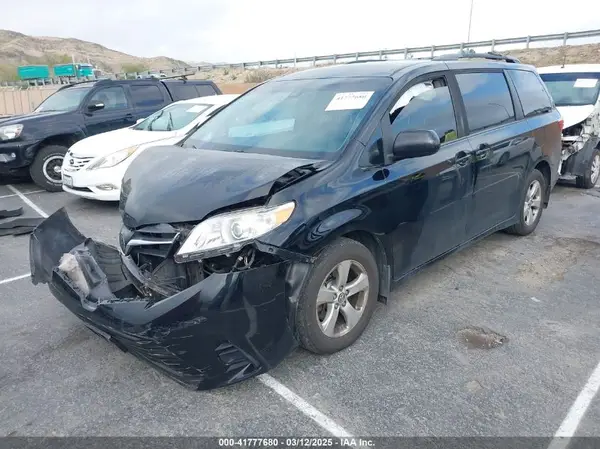 5TDKZ3DC4JS958786 2018 TOYOTA SIENNA - Image 2