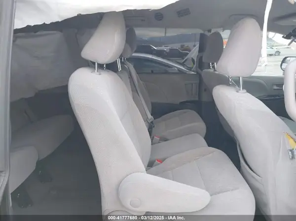 5TDKZ3DC4JS958786 2018 TOYOTA SIENNA - Image 8
