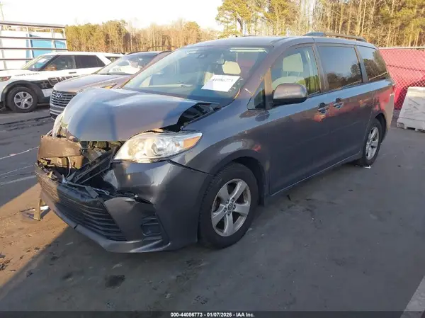 5TDKZ3DC4JS965544 2018 TOYOTA SIENNA - Image 2