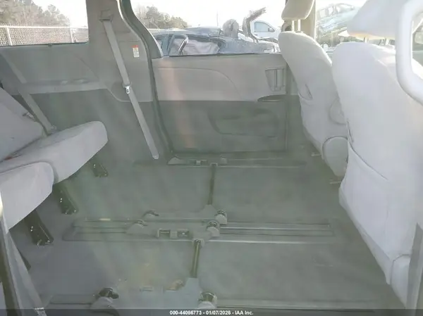 5TDKZ3DC4JS965544 2018 TOYOTA SIENNA - Image 8