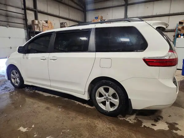 5TDKZ3DC4JS965592 2018 TOYOTA SIENNA - Image 2