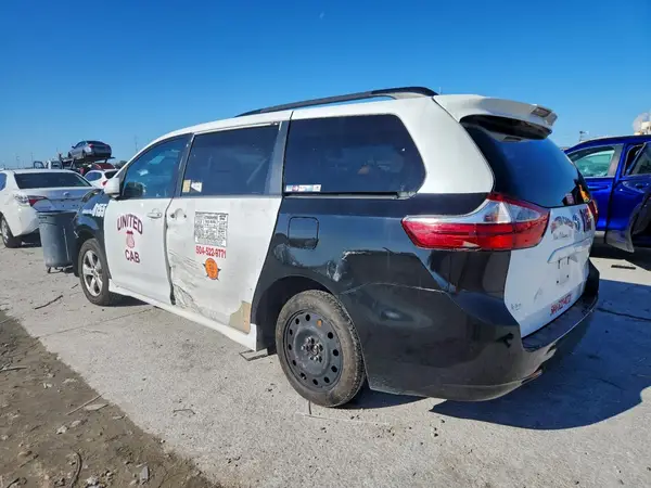 5TDKZ3DC4JS965706 2018 TOYOTA SIENNA - Image 2