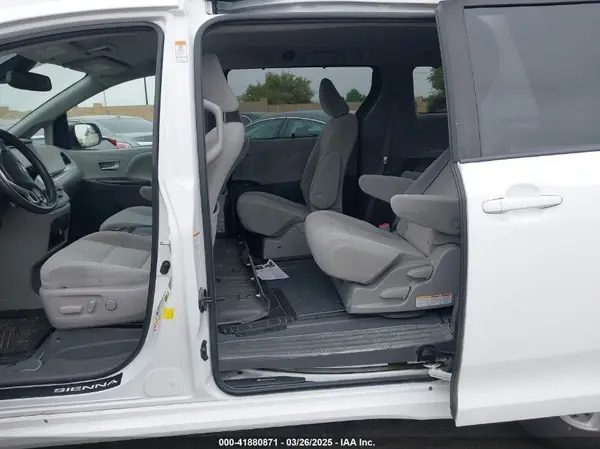 5TDKZ3DC4KS002127 2019 TOYOTA SIENNA - Image 8