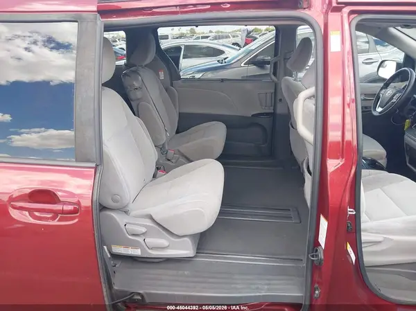 5TDKZ3DC4KS009918 2019 TOYOTA SIENNA - Image 8
