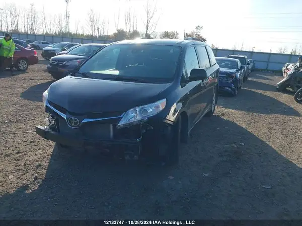 5TDKZ3DC4KS012186 2019 TOYOTA SIENNA - Image 2