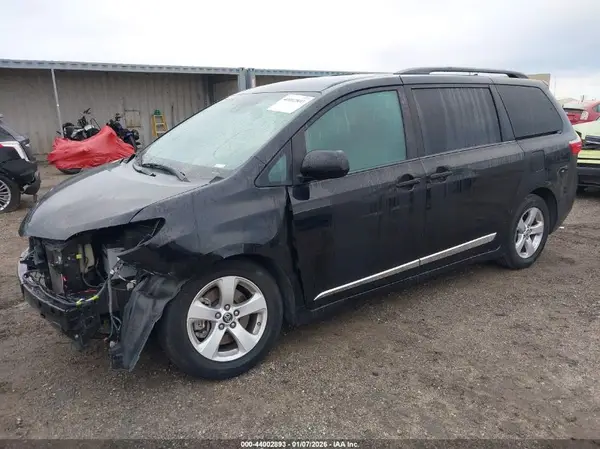 5TDKZ3DC4KS018893 2019 TOYOTA SIENNA - Image 2