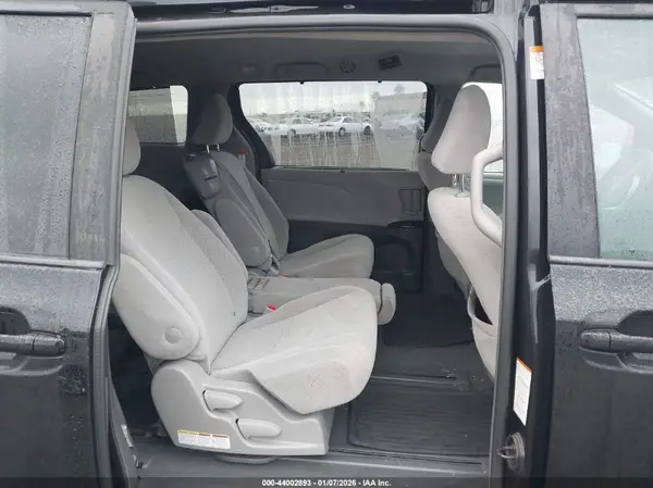 5TDKZ3DC4KS018893 2019 TOYOTA SIENNA - Image 8