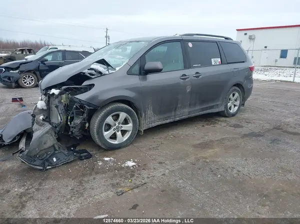 5TDKZ3DC4KS019977 2019 TOYOTA SIENNA - Image 2