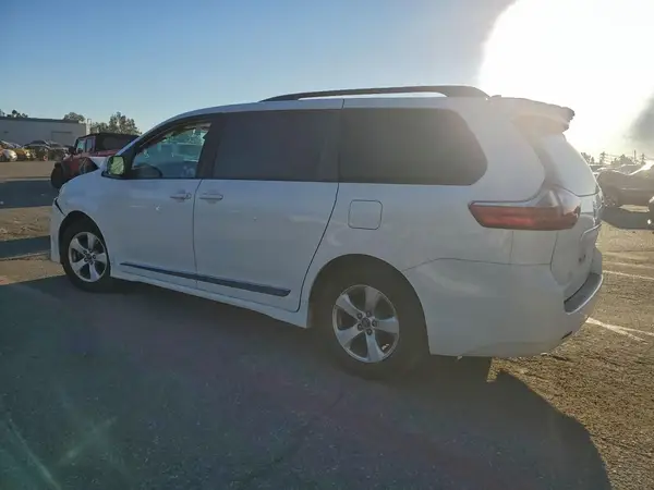 5TDKZ3DC4KS020241 2019 TOYOTA SIENNA - Image 2