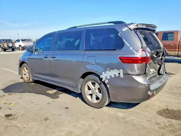 5TDKZ3DC4KS966498 2019 TOYOTA SIENNA - Image 2