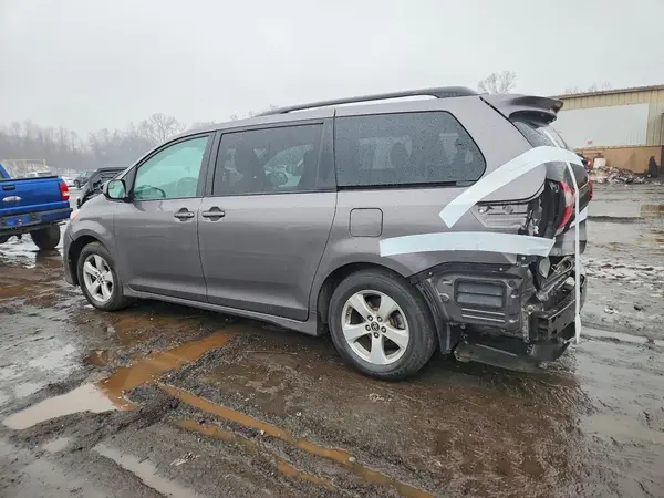 5TDKZ3DC4KS969384 2019 TOYOTA SIENNA - Image 2