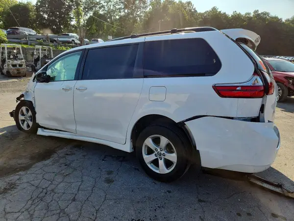 5TDKZ3DC4KS975198 2019 TOYOTA SIENNA - Image 2