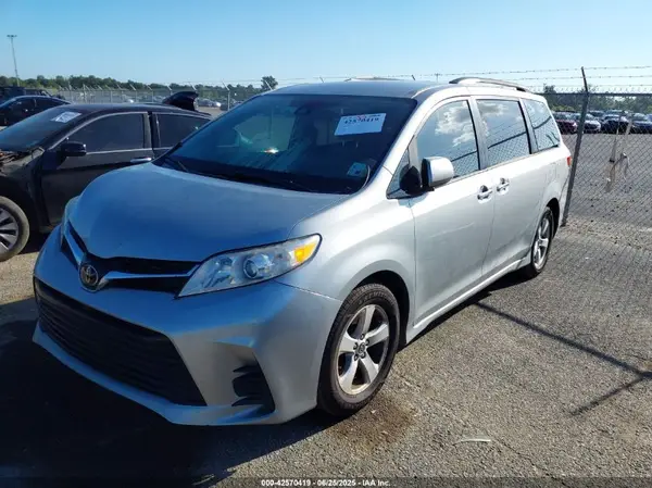 5TDKZ3DC4KS986394 2019 TOYOTA SIENNA - Image 2
