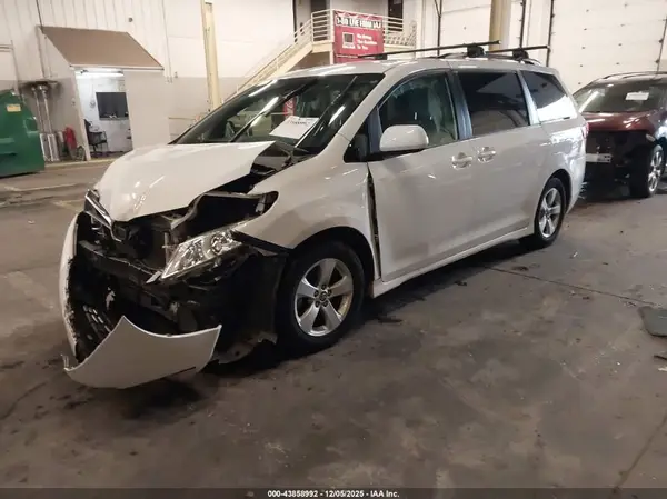 5TDKZ3DC4KS997315 2019 TOYOTA SIENNA - Image 2