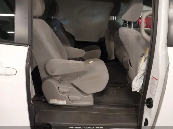 5TDKZ3DC4KS997315 2019 TOYOTA SIENNA - Image 8
