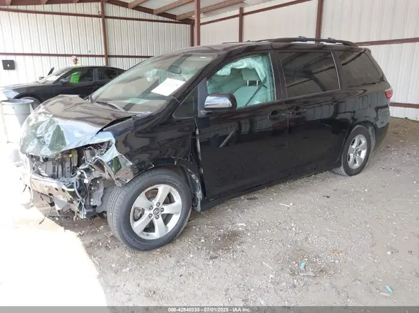 5TDKZ3DC4KS999467 2019 TOYOTA SIENNA - Image 2