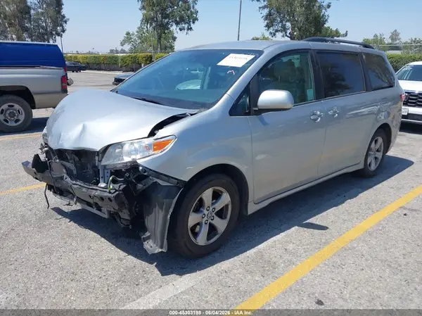 5TDKZ3DC4LS022895 2020 TOYOTA SIENNA - Image 2