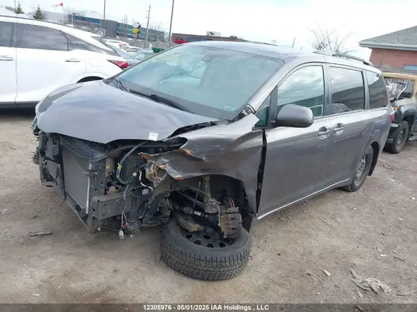 5TDKZ3DC4LS030222 2020 TOYOTA SIENNA - Image 2