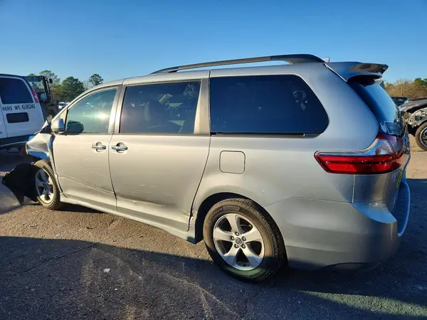 5TDKZ3DC4LS037736 2020 TOYOTA SIENNA - Image 2