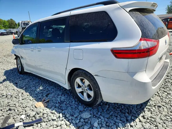5TDKZ3DC4LS070803 2020 TOYOTA SIENNA - Image 2