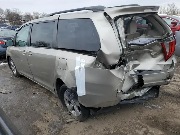 5TDKZ3DC5HS768036 2017 TOYOTA SIENNA - Image 2