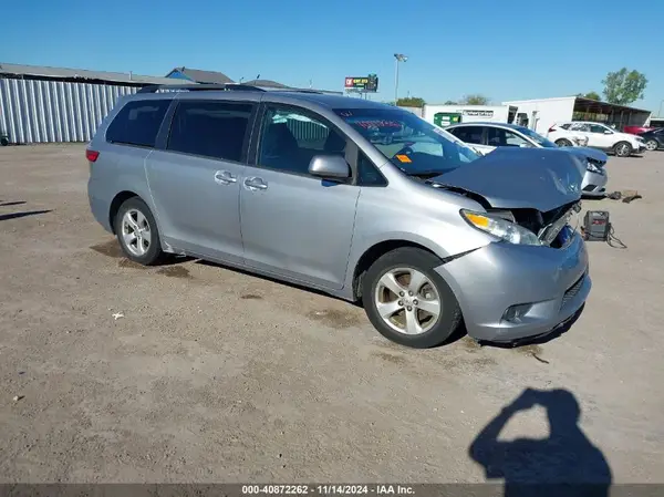 5TDKZ3DC5HS772930 2017 TOYOTA SIENNA - Image 1