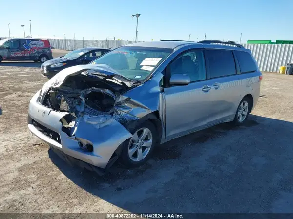 5TDKZ3DC5HS772930 2017 TOYOTA SIENNA - Image 2