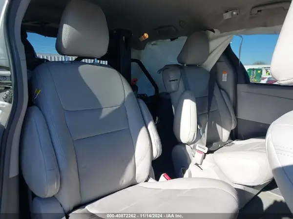 5TDKZ3DC5HS772930 2017 TOYOTA SIENNA - Image 8
