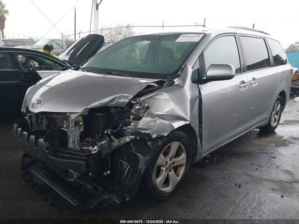 5TDKZ3DC5HS773253 2017 TOYOTA SIENNA - Image 2