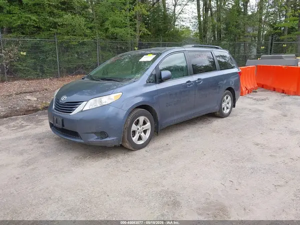 5TDKZ3DC5HS775214 2017 TOYOTA SIENNA - Image 2