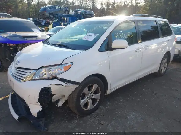 5TDKZ3DC5HS778274 2017 TOYOTA SIENNA - Image 2