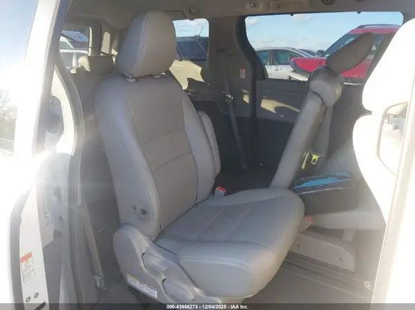 5TDKZ3DC5HS778274 2017 TOYOTA SIENNA - Image 8
